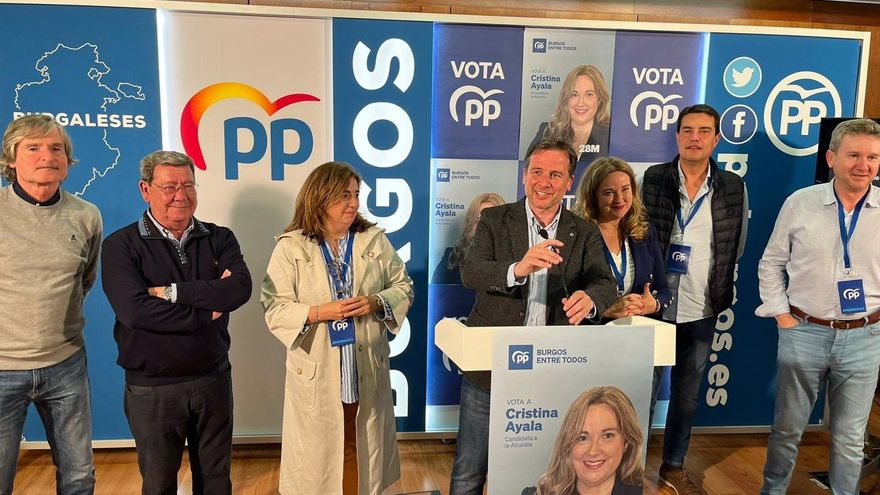 En la foto, el presidente del PP de Burgos, Borja Suárez, y a su derecha la candidata a la Alcaldía de Burgos, Cristina Ayala