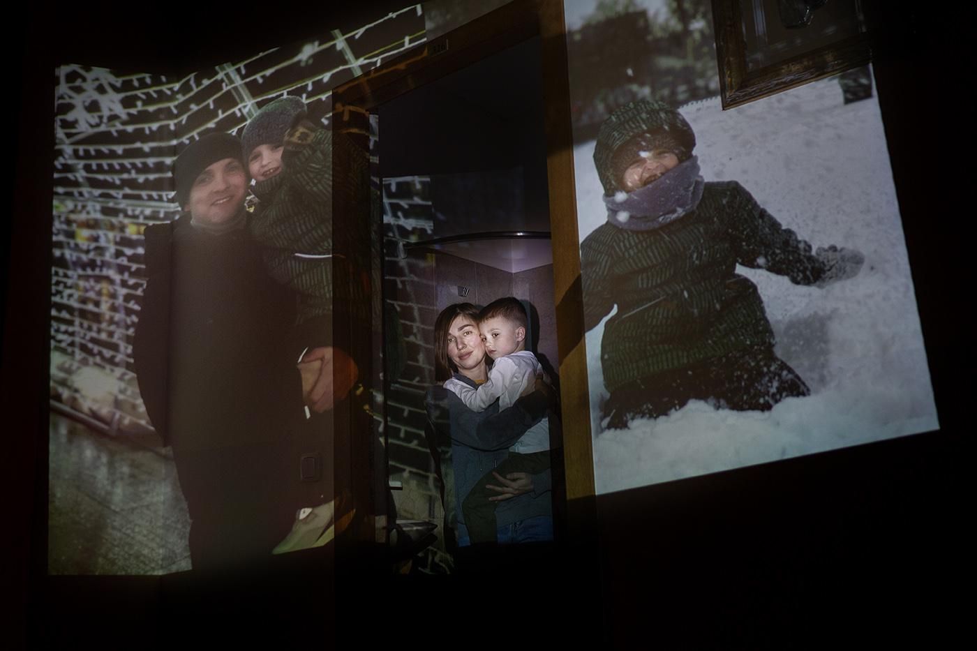 Aliona y su hijo, con imágenes de él y su marido de fondo.