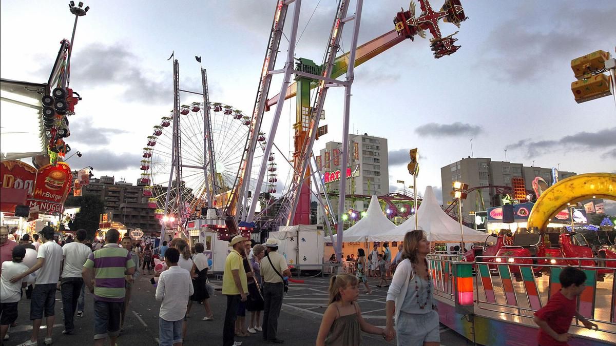 Rescatadas varias personas atrapadas en una atracción de las ferias de Santander a 15 metros de altura