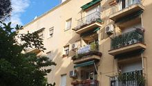 Un cartel en apoyo a la sanidad pública en un balcón de Madrid