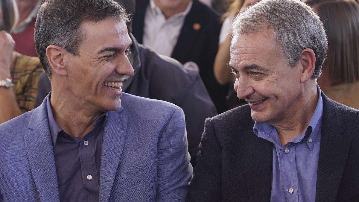 El presidente del Gobierno, Pedro Sánchez (i), junto al expresidente, José Luis Rodríguez Zapatero, durante un mitin del cierre de campaña de la elecciones al parlamento de Castilla y León del próximo domingo
