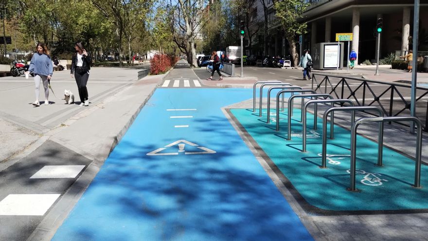 Aparcamiento de patinetes y bicicletas en un tramo del carril bici