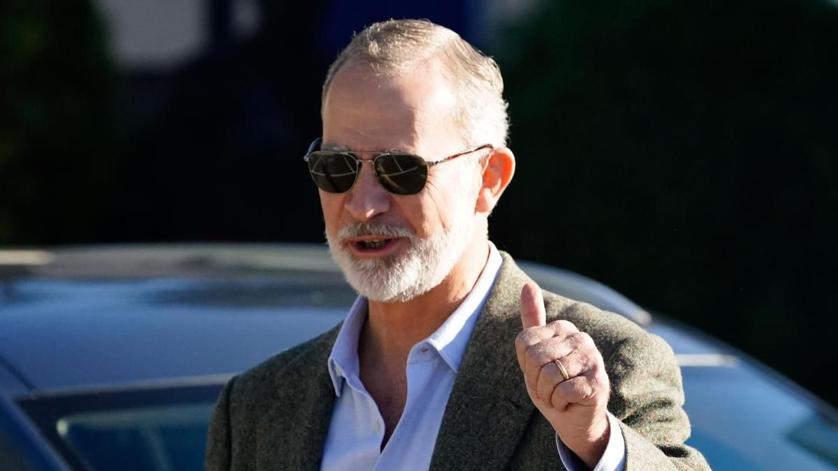 El rey Felipe VI saluda a los medios tras abandonar este domingo la clínica de Oviedo (norte) donde anoche fue sometido a una operación de cataratas en su ojo izquierdo, según han informado fuentes de la Casa Real.