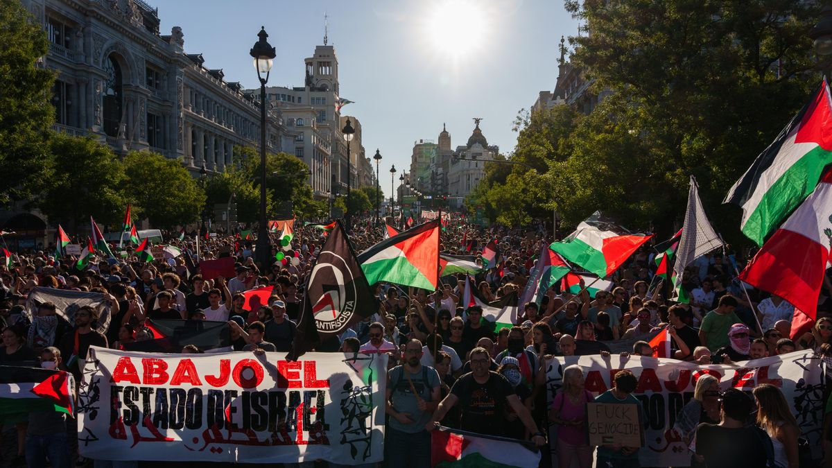 Decenas de personas con banderas de Palestina en la Gran Vía antes de pasar la etapa 21 de la Vuelta Ciclista a España, a 14 de septiembre de 2025, en Madrid (España).