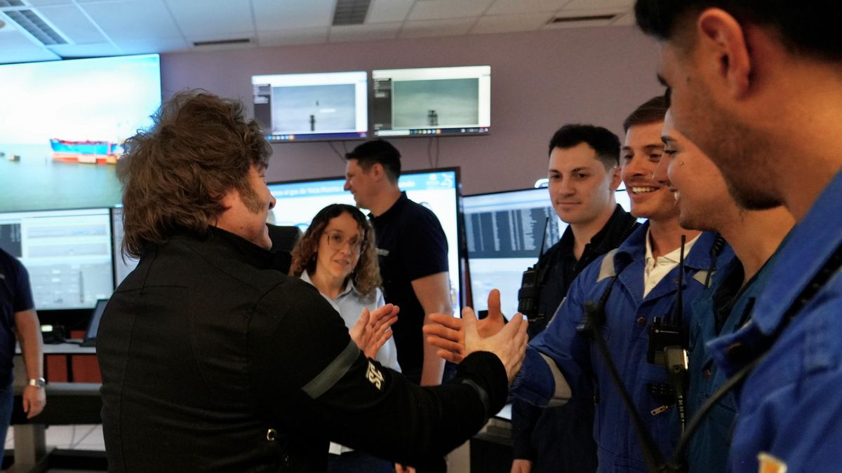 Milei recorrió la Compañía Mega, en el polo industrial bahiense, una empresa dedicada al procesamiento de gas natural proveniente de Vaca Muerta.