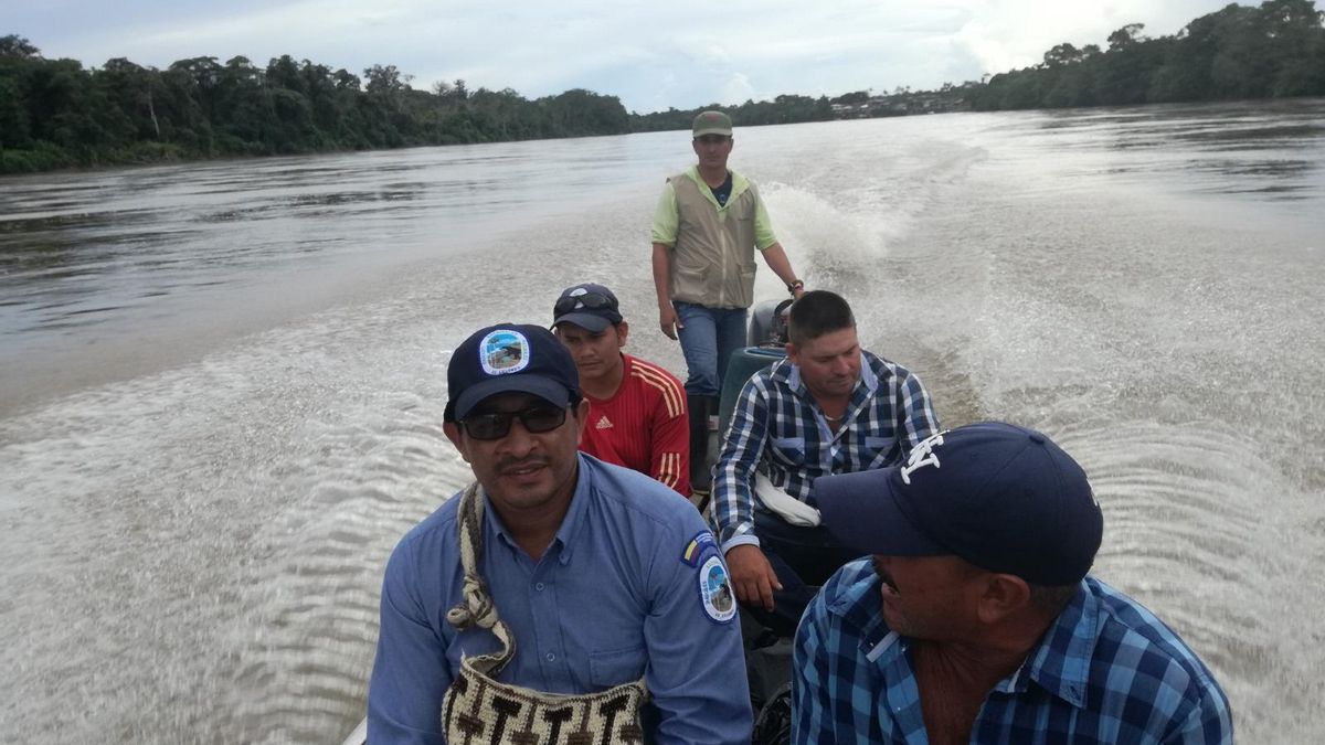 Hernán Chilito, a la izquierda, durante una movilización fluvial. Foto: cortesía Hernán Chilito