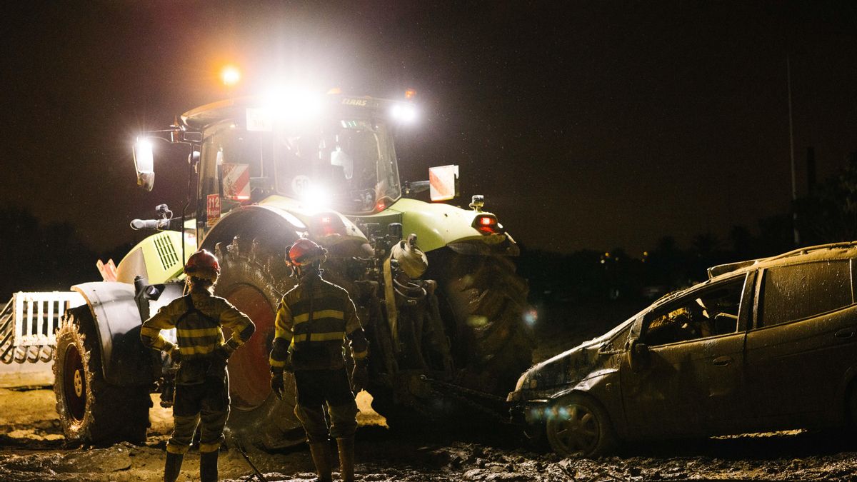 Retirada de coches con ayuda de un tractor en Catarroja