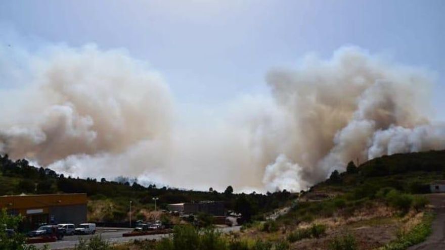 El incendio preocupa en la zona de Llano Negro y su evolución hacia Santo Domingo