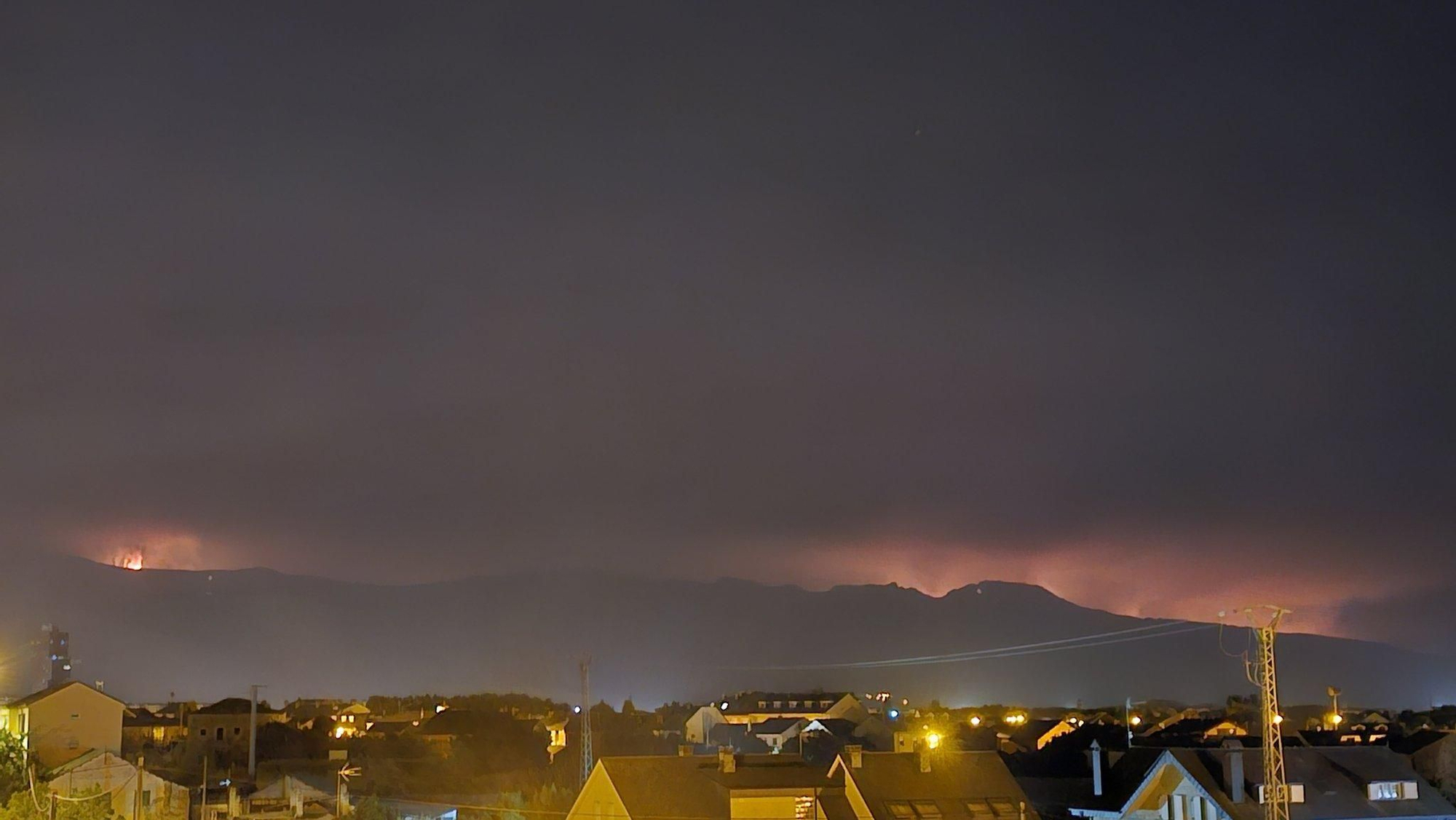 Estampa panorámica nocturna del incendio forestal de Yeres sobre las poblaciones.