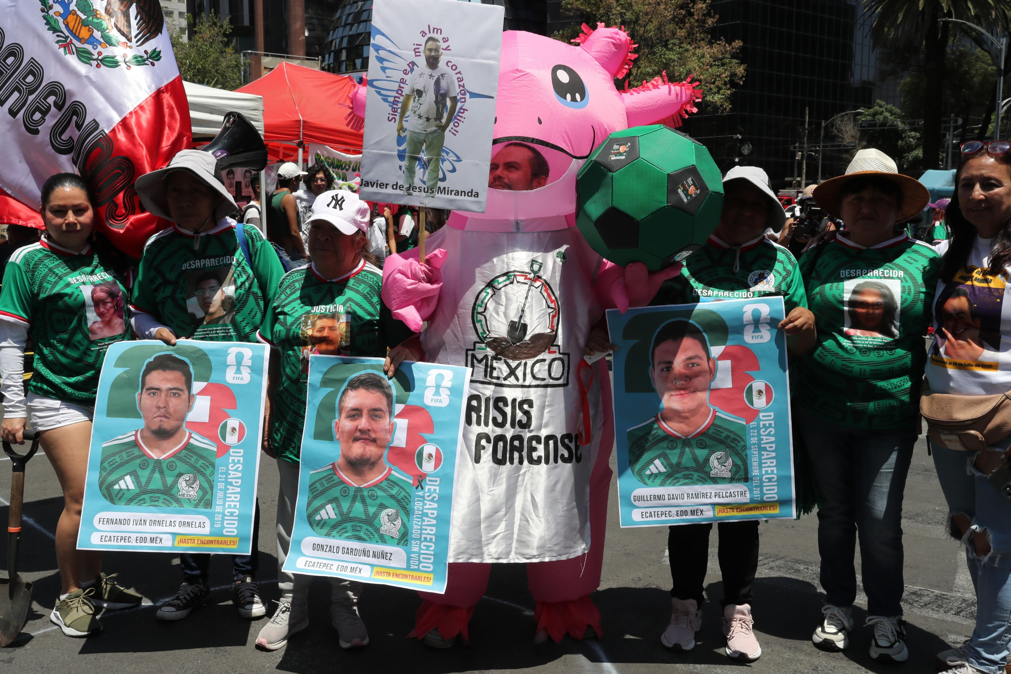 Colectivos de búsqueda de desaparecidos se manifiestan en Ciudad de México durante el Mundial