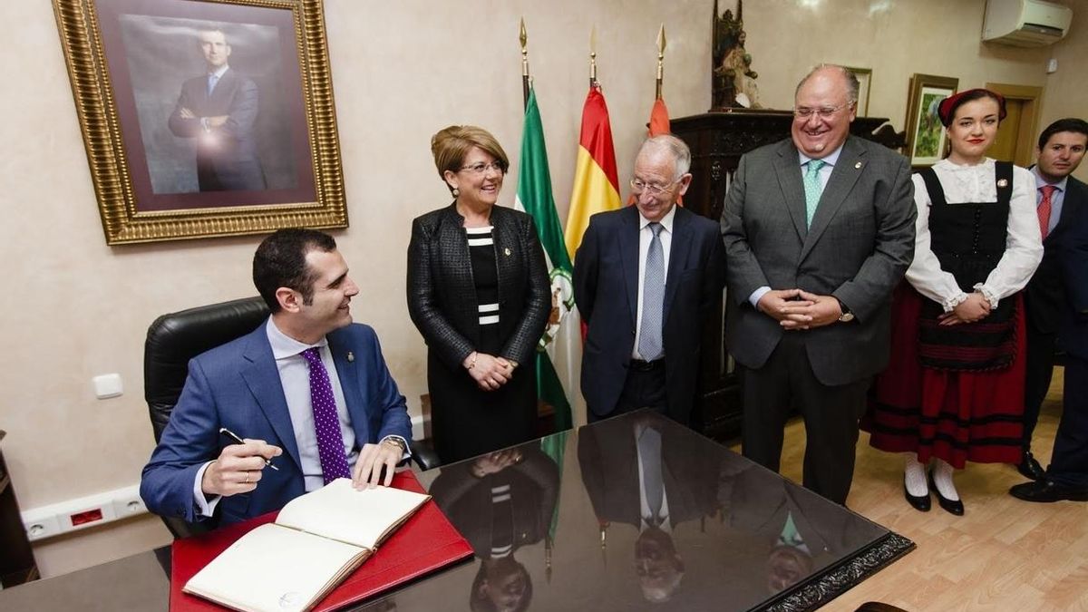 Fernández-Pacheco reivindica el papel de los ayuntamientos en el 'Día del Privilegio' de Gádor