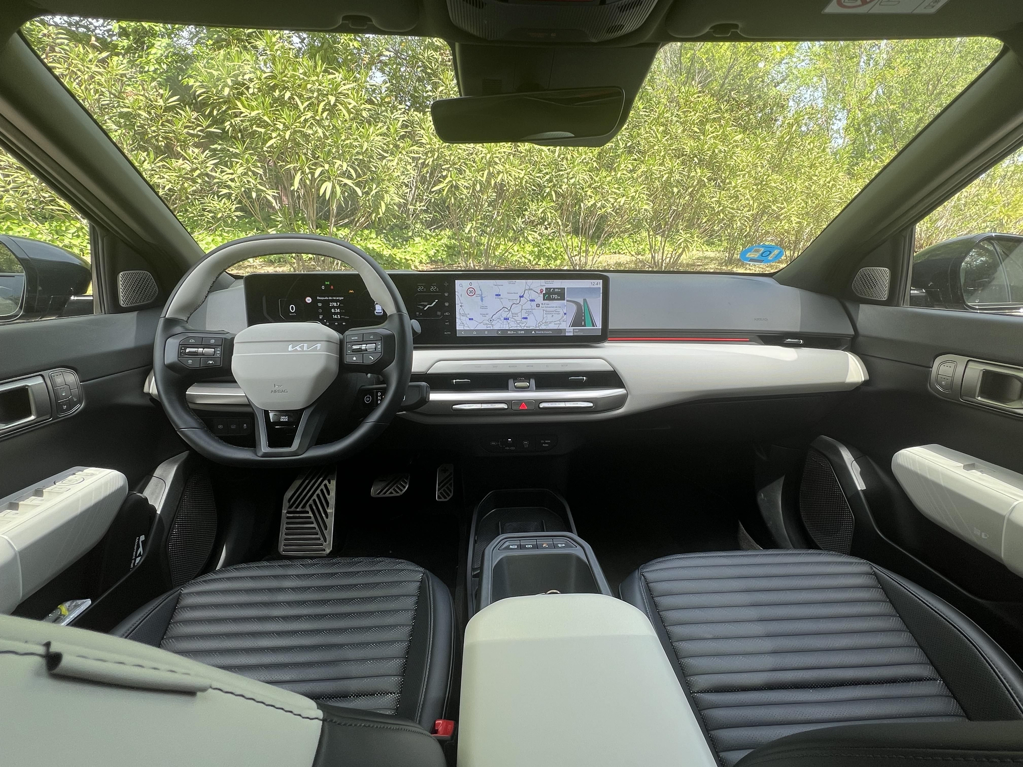 El interior del Kia EV4 es limpio, moderno y muy tecnológico.