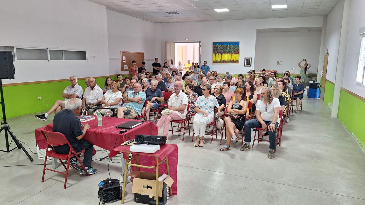 Charla durante las jornadas literarias de Santiuste.