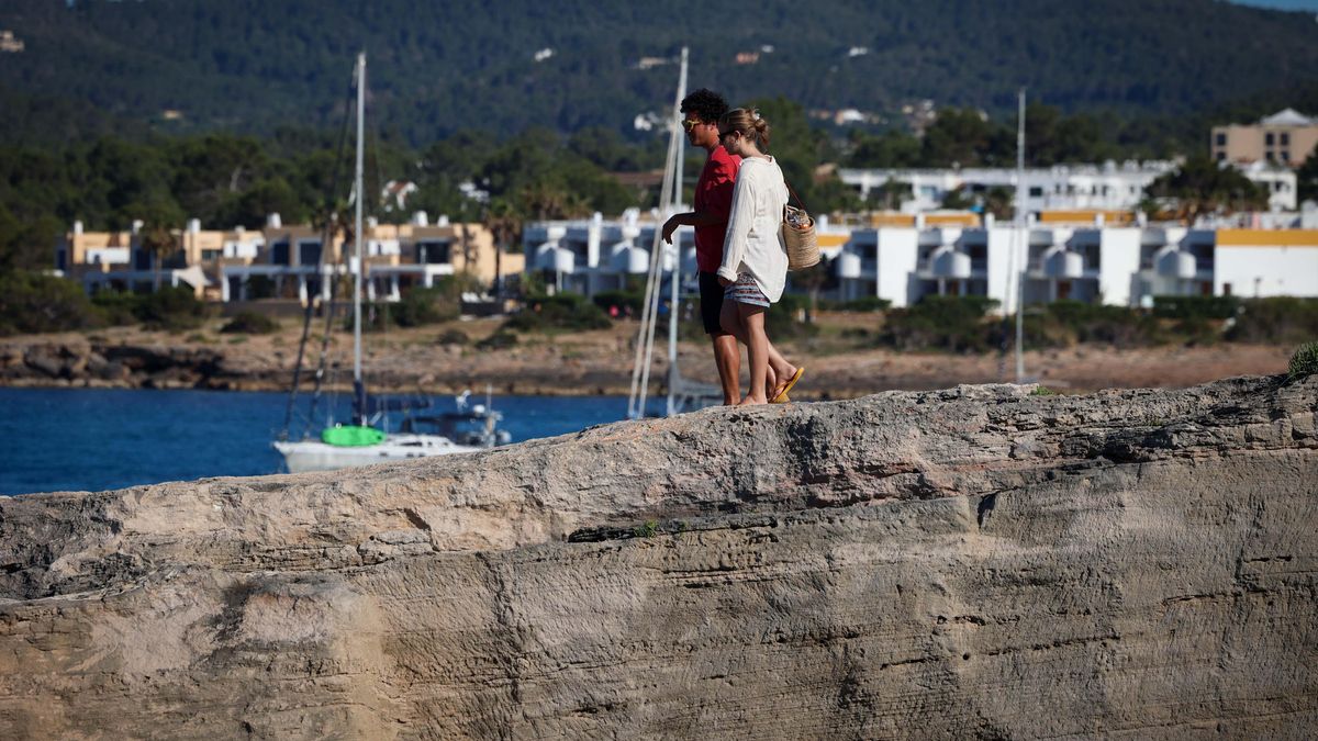 Dos turistas pasean por el área natural, protegida como ANEI.