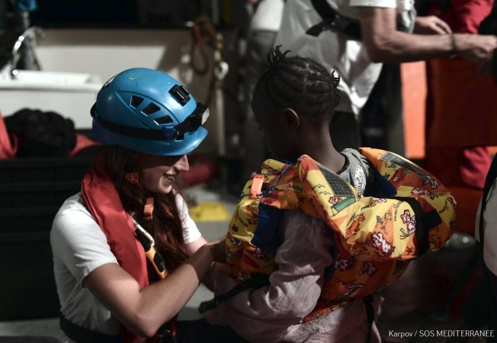 Una menor rescatada durante la operación que tuvo lugar en la madrugada del pasado domingo 10 de junio. Un total de 123 menores viajan a bordo del buque Aquarius, fletado por Sos Mediterranée y MSF. Foto: Karpov / SOS MEDITERRANEE