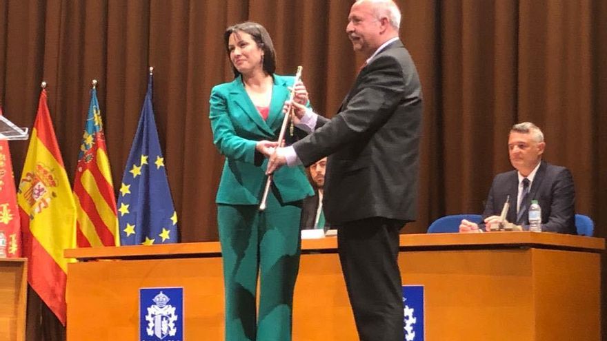 Carolina Gracia recoge la vara como nueva alcaldesa de Orihuela.