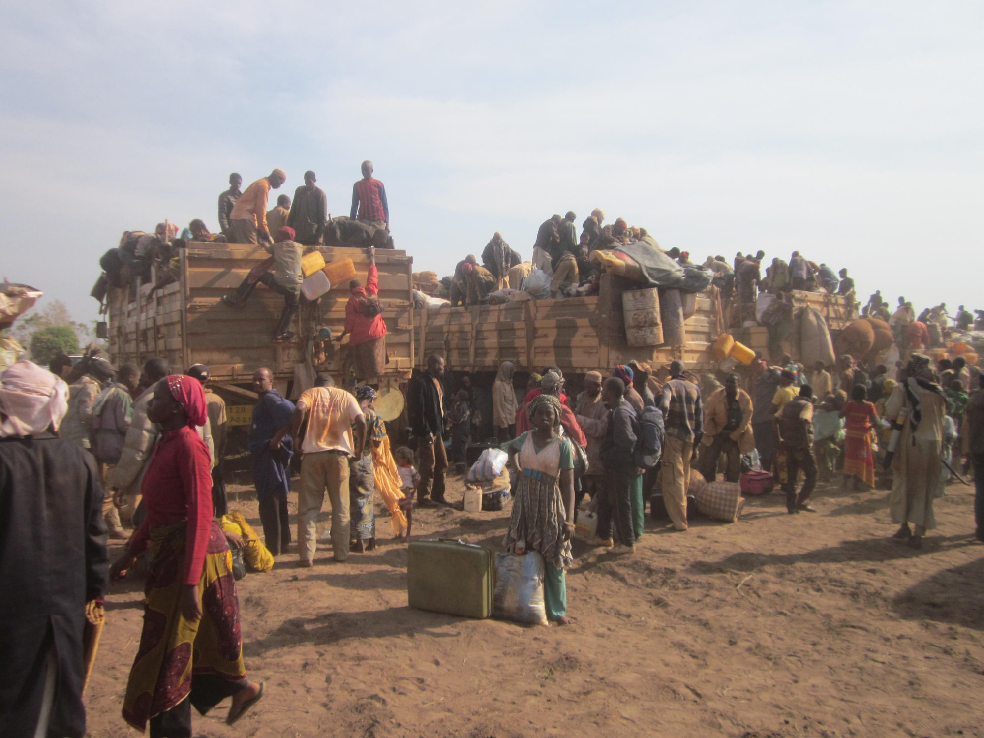 A pie o en camión, más de 80.000 personas han llegado al sur de Chad en busca de refugio. Exhaustos por el viaje, mujeres y niños en su mayoría, han recorrido más de 200 kilómetros para huir de la violencia perpetrada contra las poblaciones fulani y musulmanas en el norte de la República Centroafricana. Fotografía: MSF