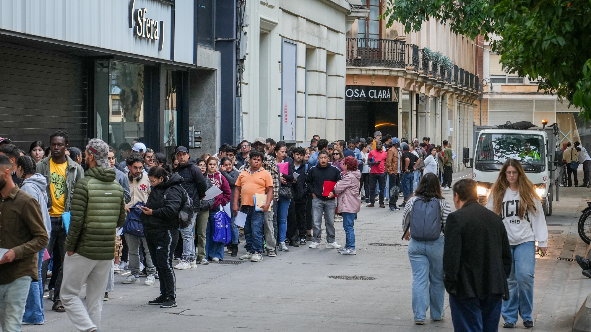 Largas colas de personas migrantes durante la atención presencial para su regularización