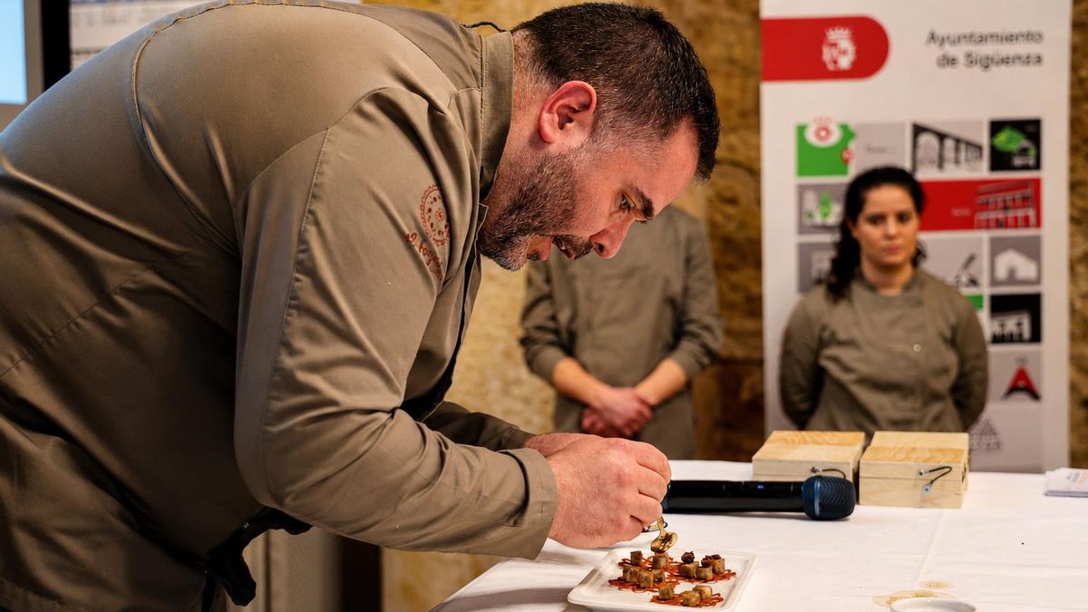 Rubén Urbano revalida el título de Chef Medieval seguntino con una tapa inspirada en la convivencia de culturas