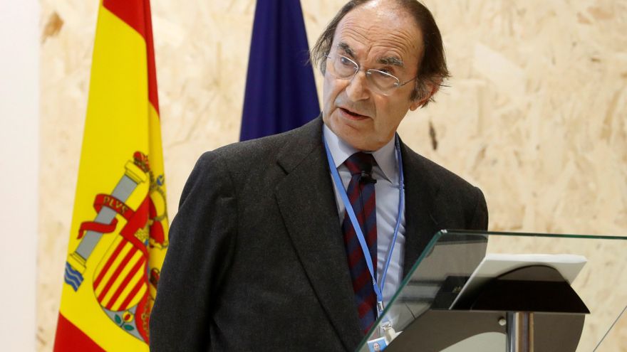 Exteriores condecora a Lamo de Espinosa con Gran Cruz de Isabel la Católica