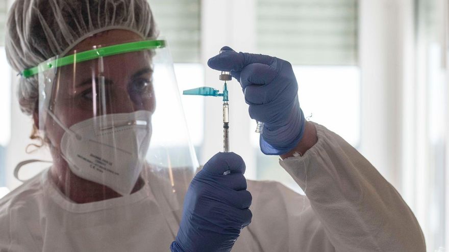 Un cambio de criterio de Pfizer y la falta de previsión de algunas comunidades ponen en riesgo miles de vacunas