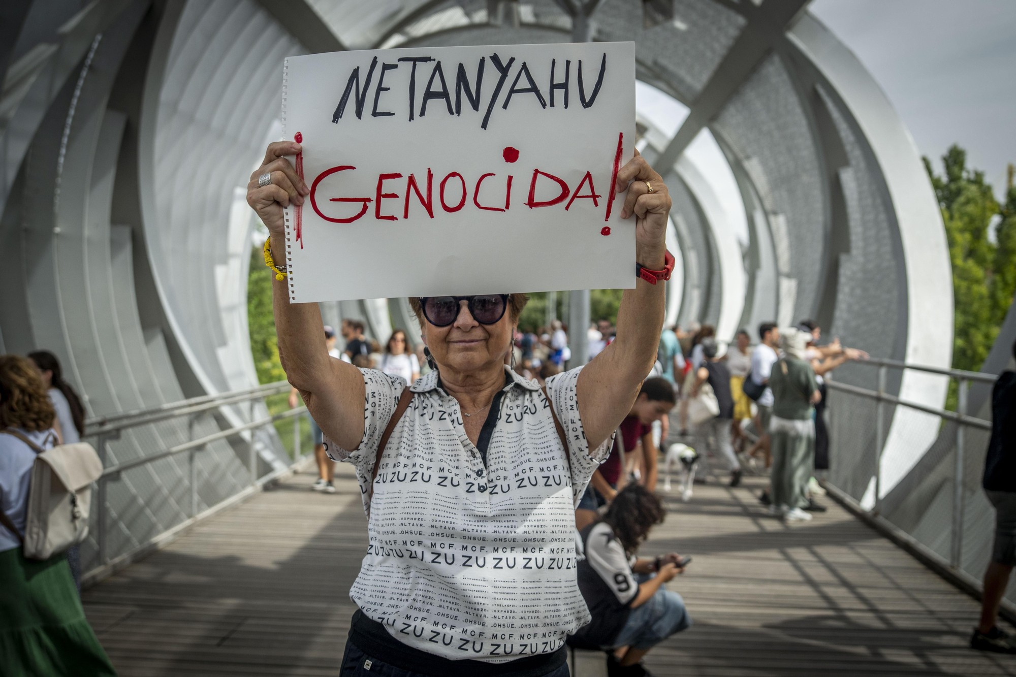 Cientos de personas llenan las orillas de Madrid Río en solidaridad con Gaza y para apoyar a la Global Sumud Flotilla