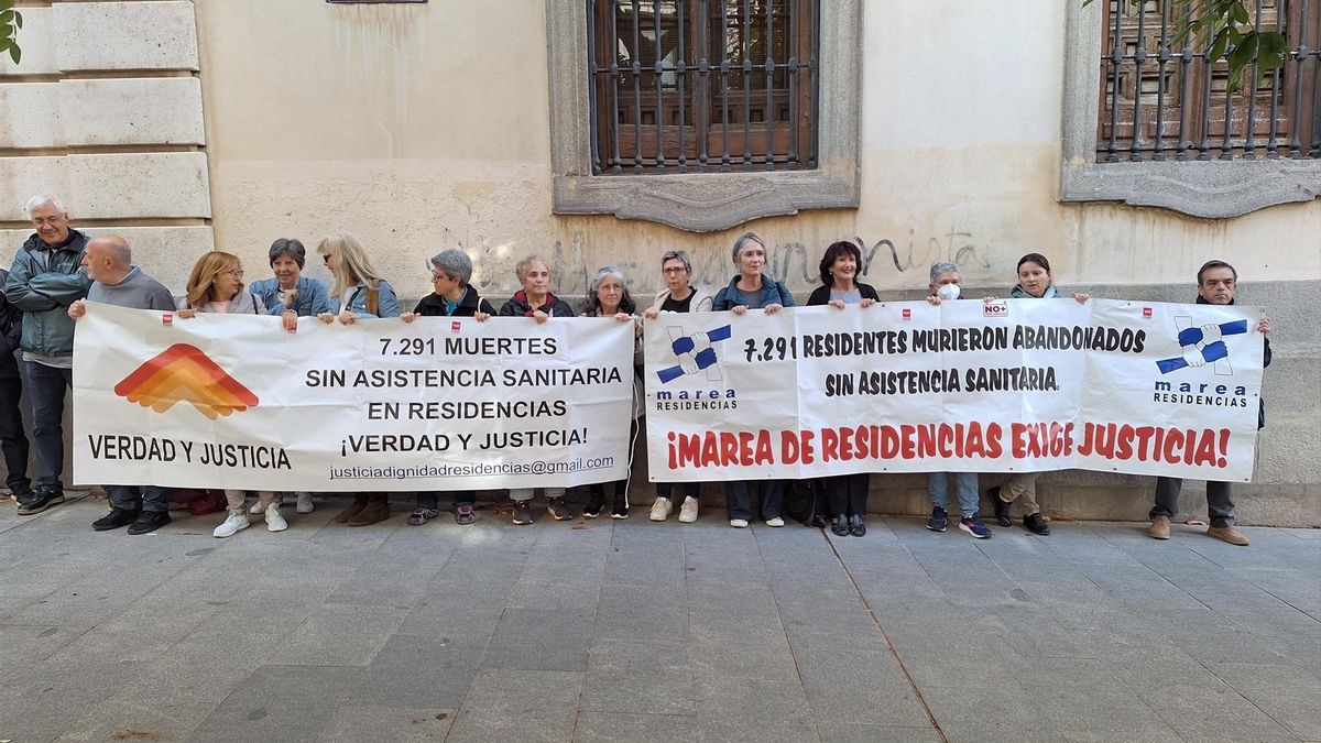 Las asociaciones de familiares de víctimas en las residencias de Madrid, en su presentación ante la Fiscalía de una denuncia .