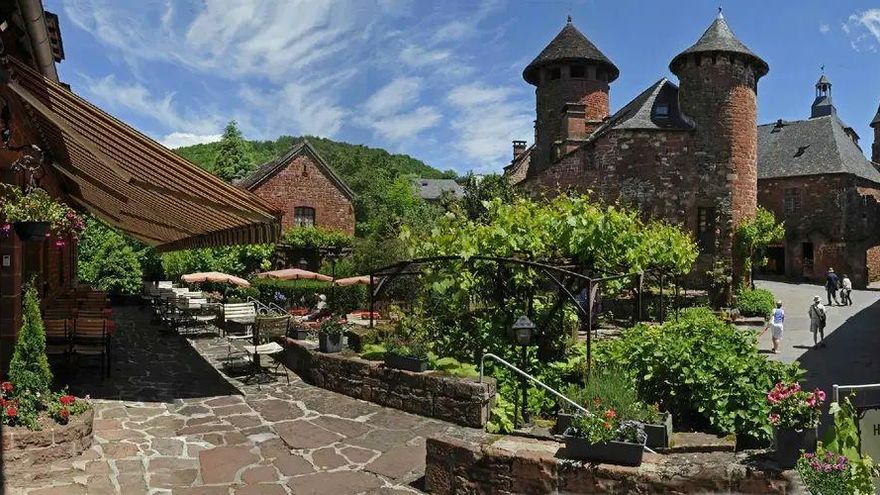 Todos los secretos del pueblo medieval francés de piedra roja y vigilado por una veintena de torres en plena naturaleza