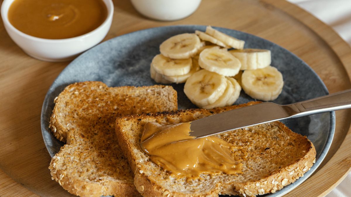 Combinar crema de cacahuete con plátano y miel es un acierto