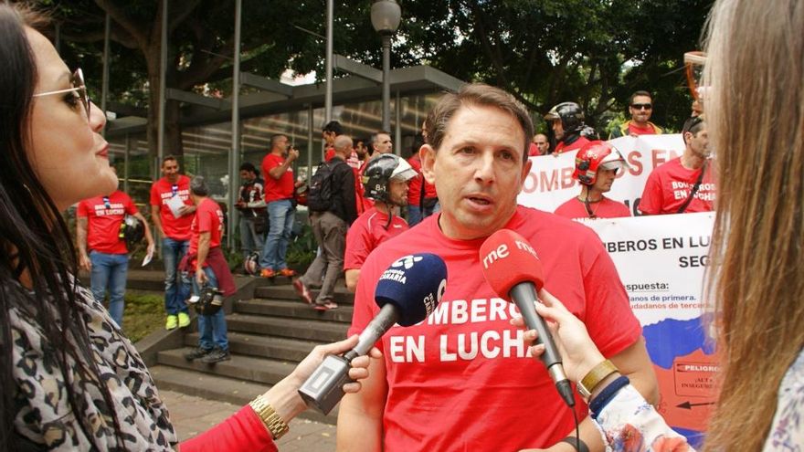 GALERÍA Nueva protesta de los bomberos profesionales de Tenerife por las calles de Santa Cruz