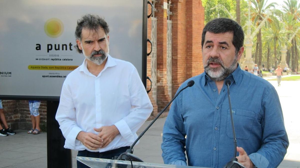 Jordi Cuixart (Òmnium) y Jordi Sánchez (ANC) en la presentación de la Diada de 2016