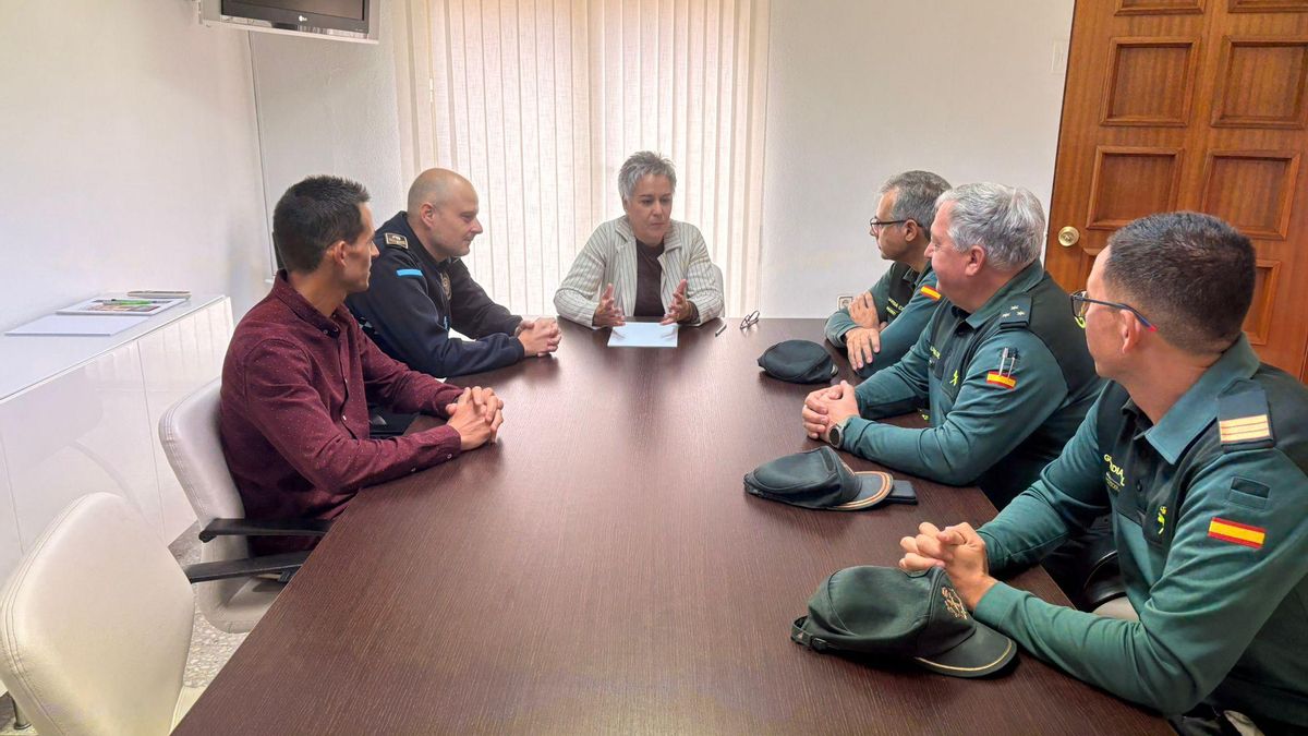 Reunión entre representantes municipales y la Guardia Civil