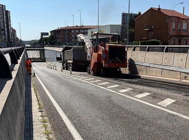 Trabajos de Asfaltado en el paso inferior del cruce de Michaisa.