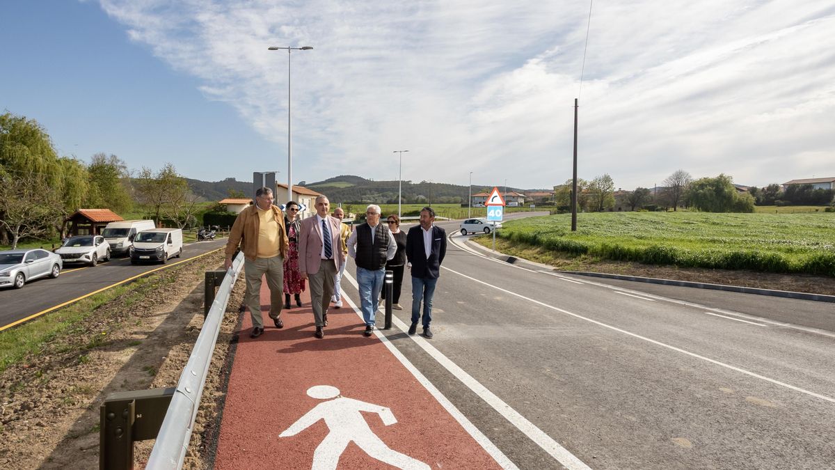 Imagen de archivo del consejero de Fomento, Roberto Media, en la inauguración de la carretera Galizano-Langre.