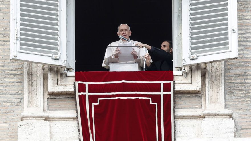 El papa pide abrir corredores humanitarios para acoger a los ucranianos