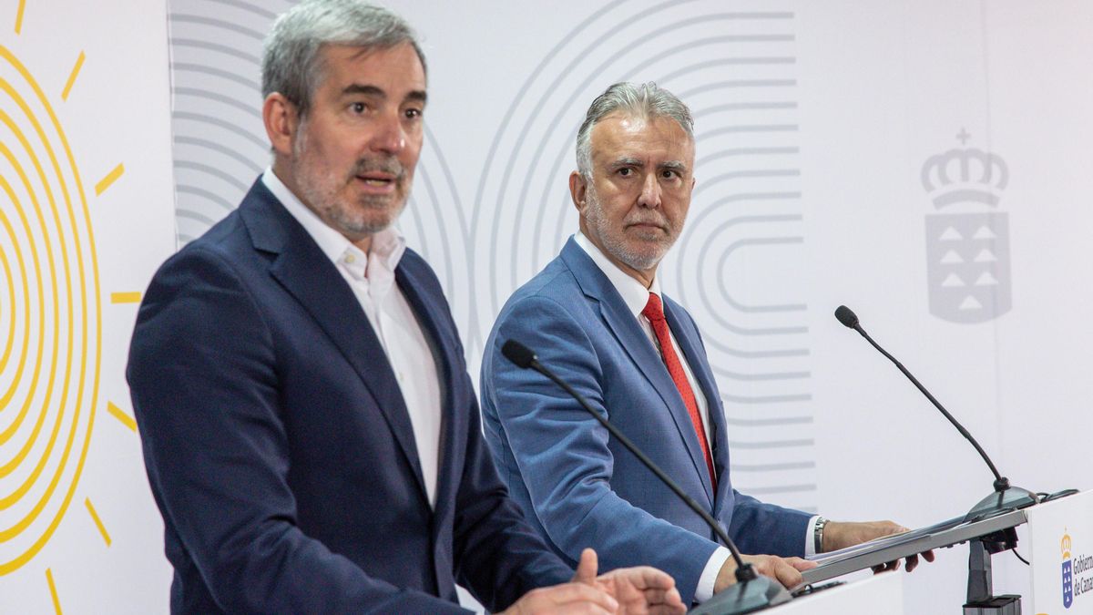 Archivo - El presidente de Canarias, Fernando Clavijo (i), y el ministro de Política Territorial y Memoria Democrática, Ángel Víctor Torres (d), ofrecen una rueda de prensa tras reunirse en la sede de la Presidencia del Gobierno de Canarias, a 22 de abril