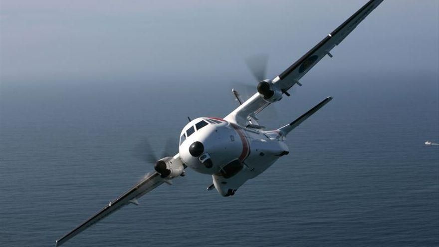 Una balsa neumática con 50 adultos y cuatro bebés, en riesgo de hundirse en la ruta canaria: "¡Vamos a morir si no llega un rescate urgente!"