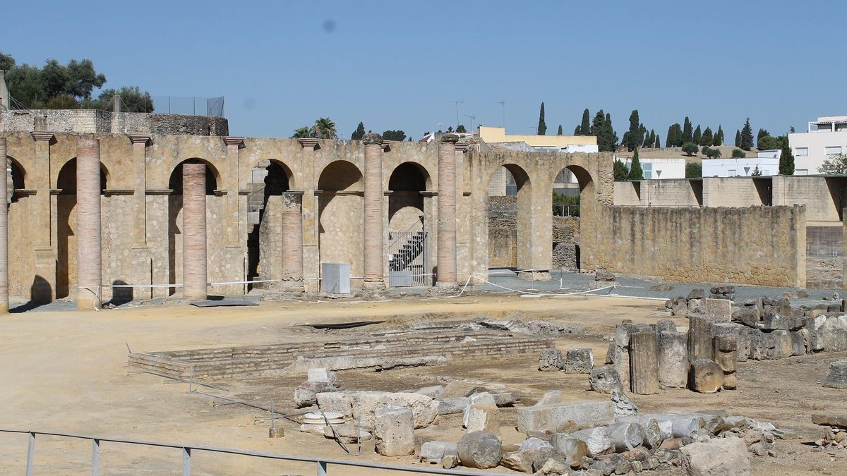 Los restos del Teatro de Itálica se encuentran en el centro urbano de Santiponce.
