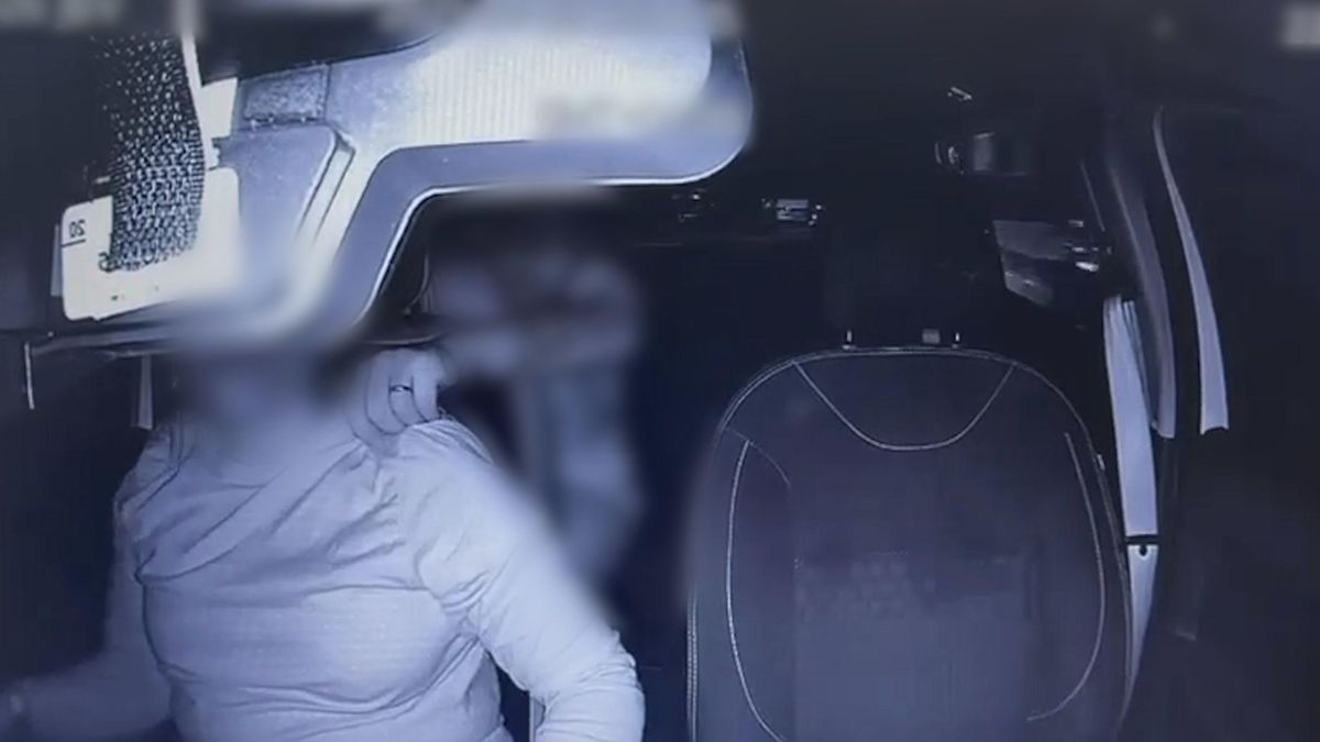 El atracador, amenazando a la taxista en Vecindario.