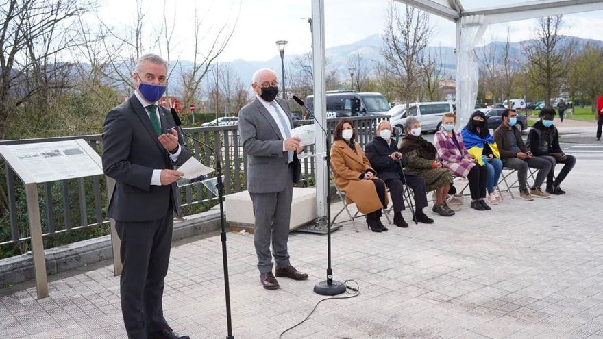 Urkullu y Etchegaray, junto al puente de Santiago de Irún