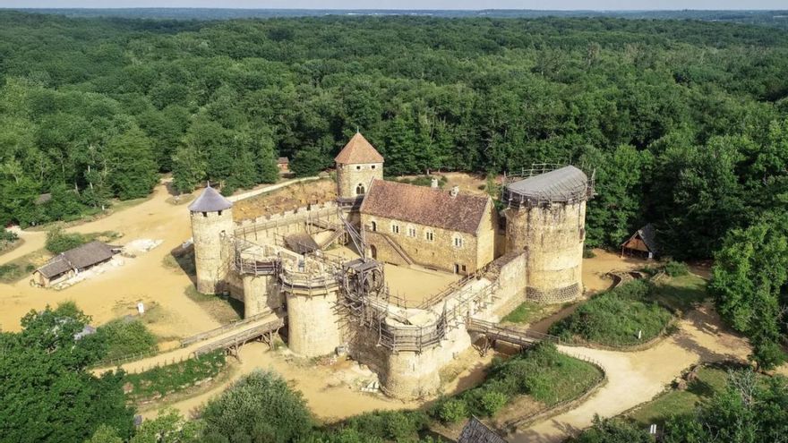 Este castillo francés se está construyendo desde 1997 gracias a unos apasionados de la historia pero que usan técnicas medievales