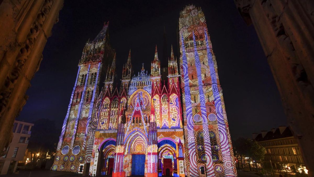 Cada verano, al caer la noche, su fachada se transforma en una pantalla para impresionantes espectáculos de luz y sonido