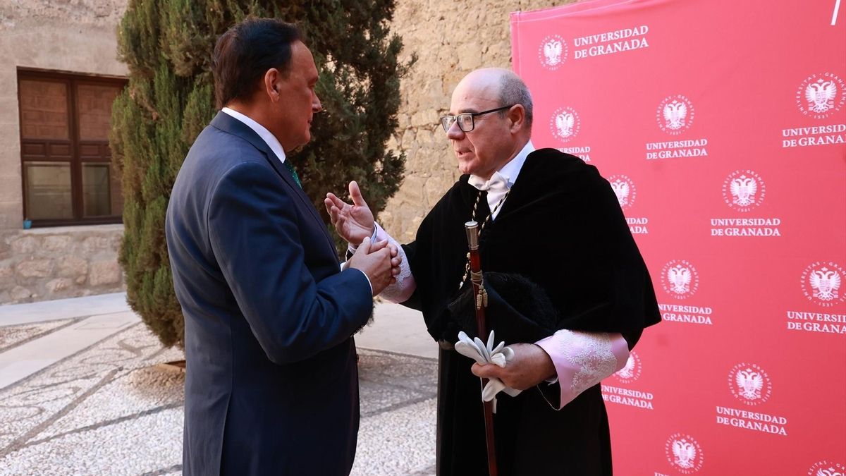 El consejero de Universidad y el rector de la Universidad de Granada, en un acto.