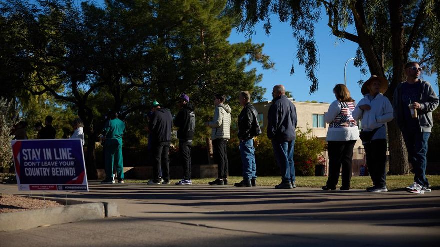 Un grupo de personas esperan para votar en Scottsdale, Arizona, este martes.