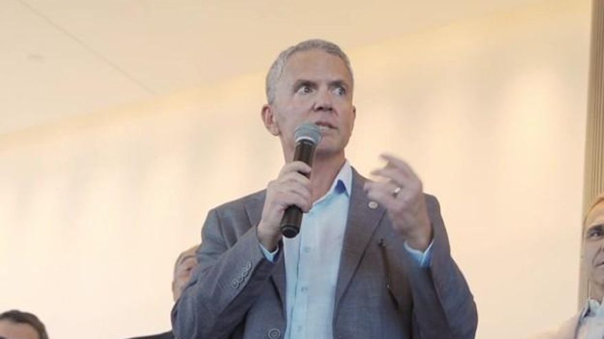 Un empresario de Punta del Este confirmó que Adorni brindó una charla VIP durante la "escapada" de carnaval