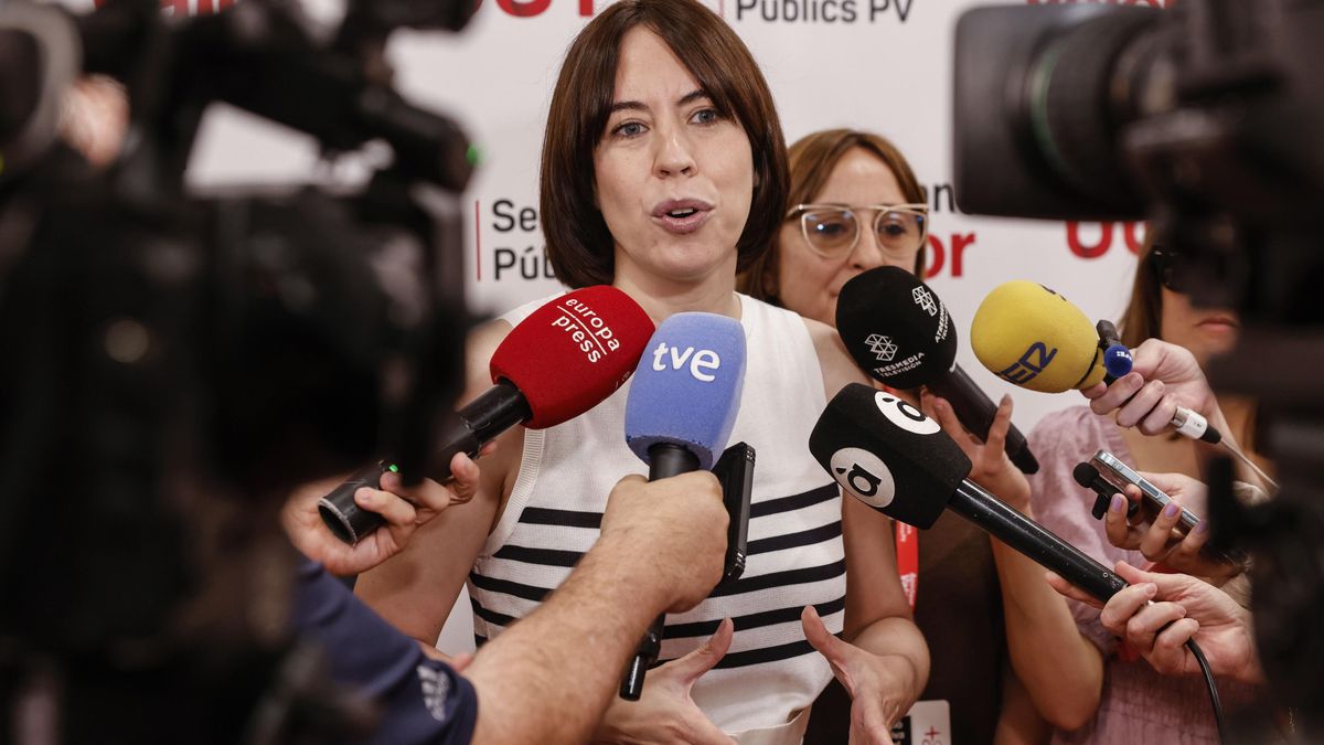 La secretaria general del PSPV-PSOE, Diana Morant, atiende a los medios en una imagen de archivo.