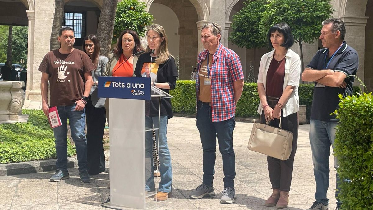 Los representantes de las víctimas después de la reunión con Pedro Sánchez.