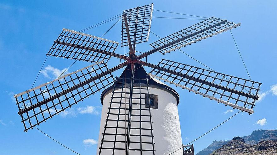 Este molino de viento, Bien de Interés Cultural, puede visitarse por dentro... pero está muy lejos de La Mancha