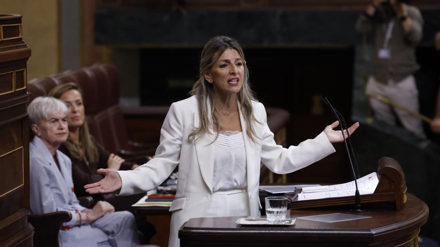 La vicepresidenta segunda y ministra de Trabajo, Yolanda Díaz, interviene durante el pleno en el Congreso de los Diputados, este miércoles. EFE/ Javier Lizón