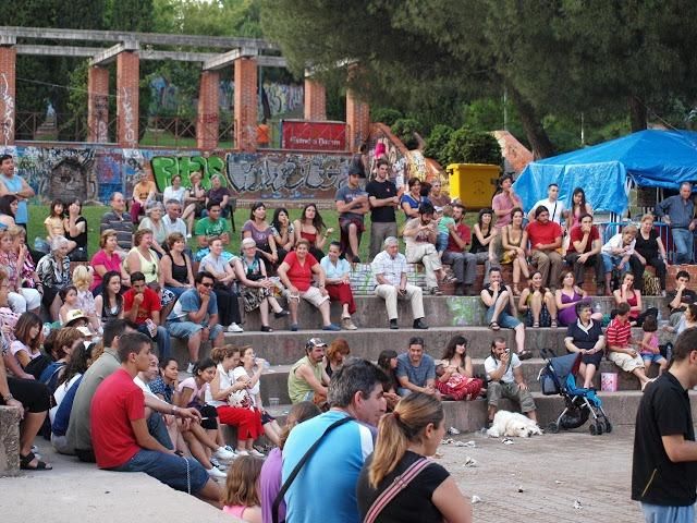 Los vecinos y vecinas en el auditorio del parque Rodríguez Sahagún